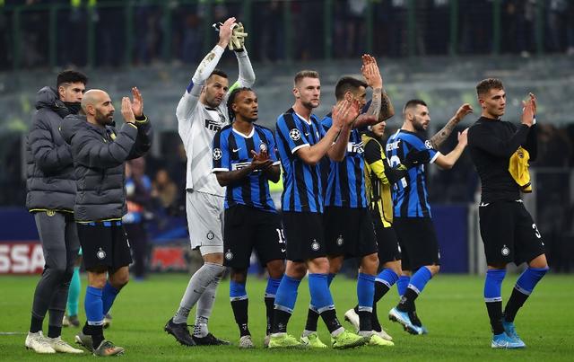 阿贾克斯临时主帅：本菲卡第一球是越位的，这不应该发生（阿贾克斯代理主帅：本菲卡首球越位在先，本不该被判有效）