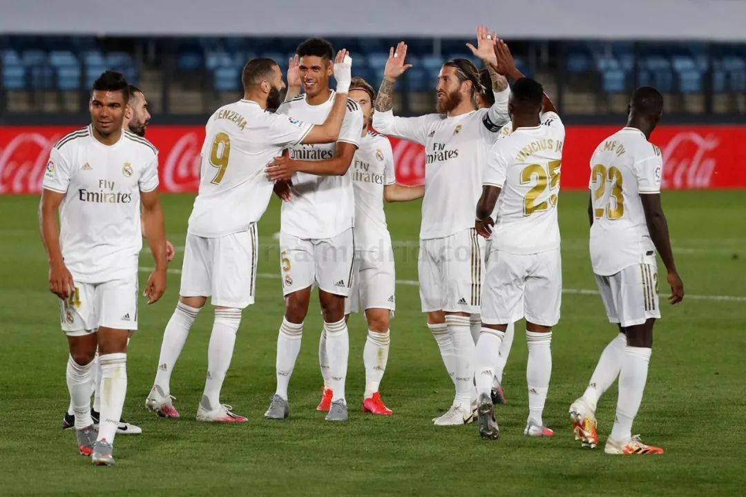 上一次对阵安哥拉：梅西斯卡洛尼替补登场，阿亚拉百场（上回交锋安哥拉：梅西、斯卡洛尼替补亮相，阿亚拉完成百场里程碑）