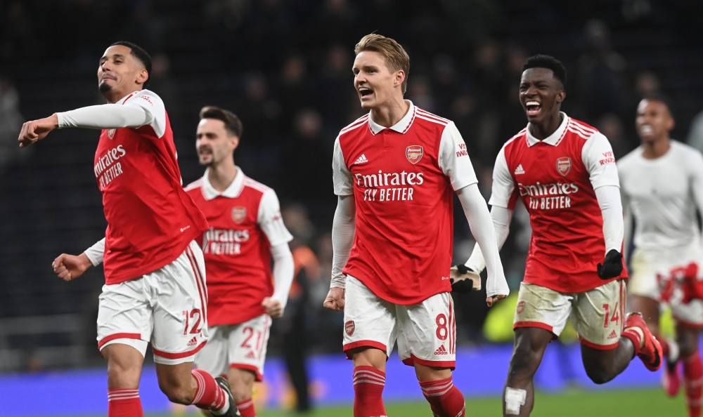 德比迎来关键胜利，米兰升至意甲积分榜第二（关键德比告捷，AC米兰跃居意甲第二）