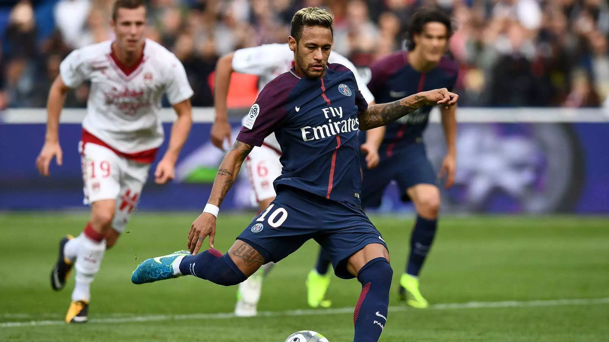 曼城斯特林梅开二度击败热刺（斯特林双响，曼城力克热刺）