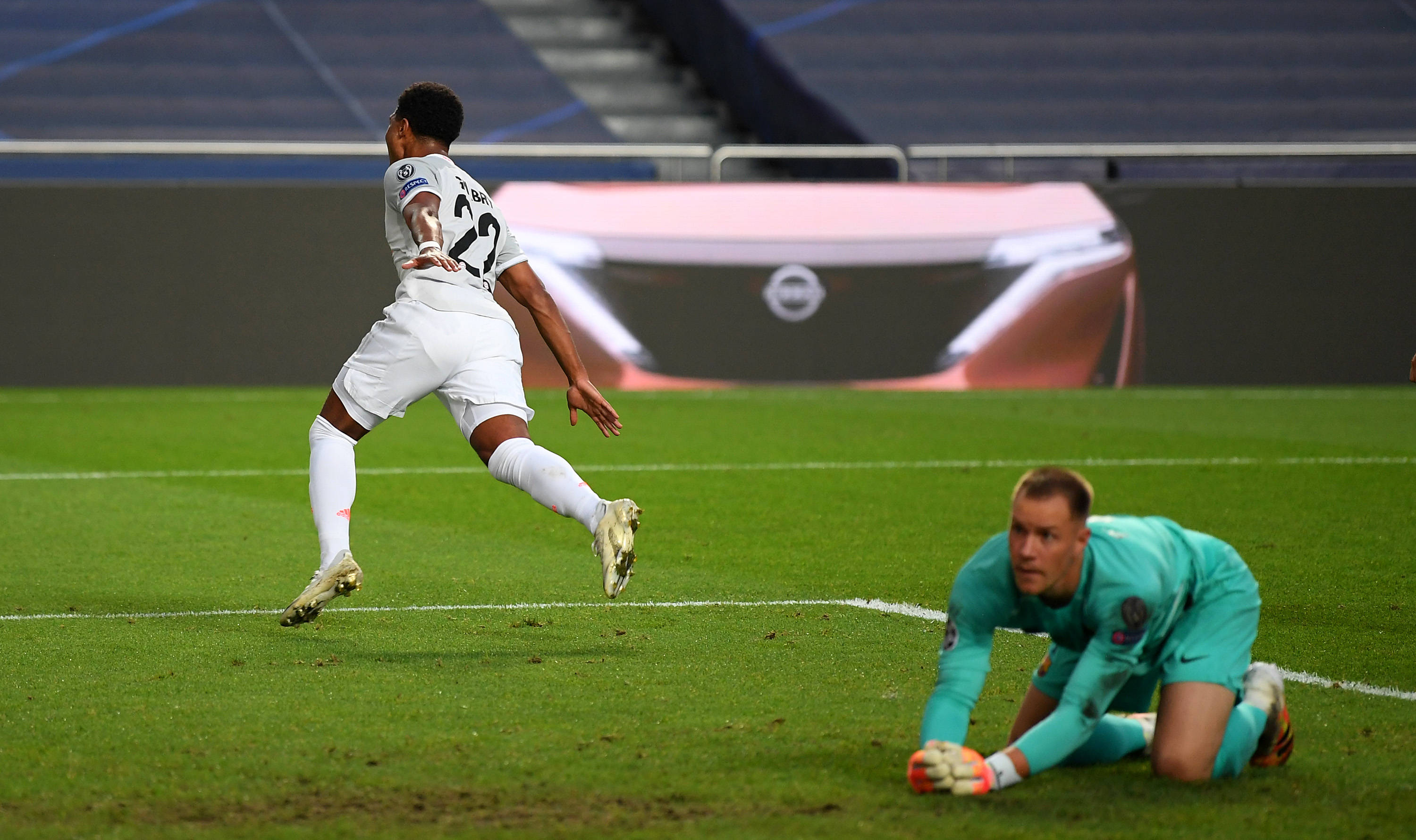 2次，阿劳霍是欧冠改制以来染红次数并列最多的巴萨球员（欧冠改制后，阿劳霍两次染红，追平巴萨队内最多纪录）