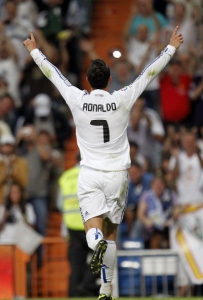 传记作者：莱万年少时常因身材自卑；他与渣叔的关系起初不好（传记作者称：莱万少年常为身材自卑，初期与克洛普关系紧张）