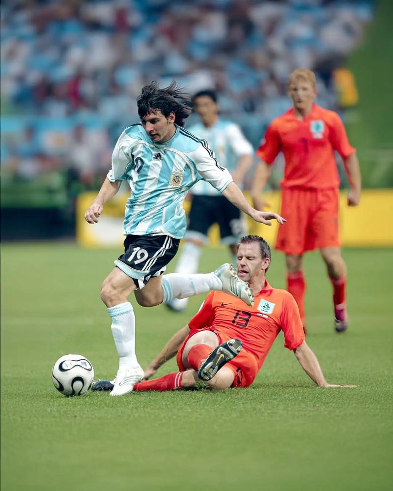 前锋单场两助攻一进球，表现全能（前锋轰一球送两助攻，全能发挥统治全场）