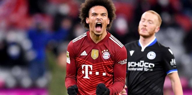 传奇门将正式退役，全场球迷起立致敬（传奇门将宣布挂靴，现场球迷起立致意）