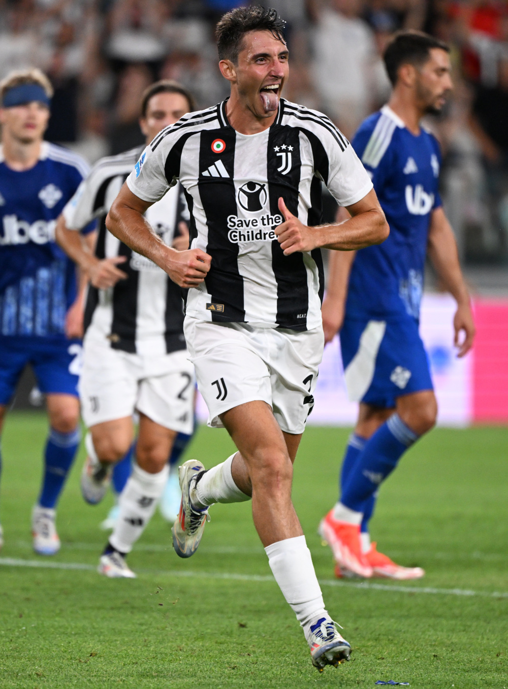 基米希被法比安鲁伊斯爆头，裁判未做表示，VAR未介入（法比安鲁伊斯击中基米希头部，裁判未示意，VAR未介入）